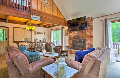 Bushkill Casa | Bushkill House with Deck and Community Amenities!