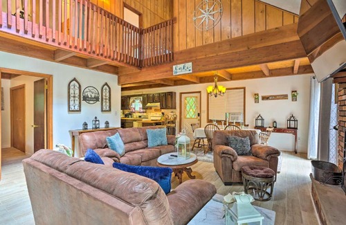 Bushkill Casa | Bushkill House with Deck and Community Amenities!