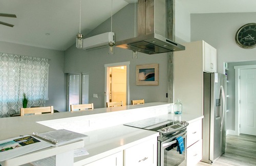 Laie Casa | Nueva y espaciosa casa de 3 habitaciones con aire acondicionado, a pasos de la playa de Hukilau, MENSUALMENTE