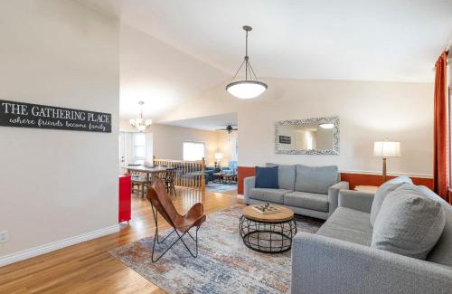 Lakeview Casa | Business in Front and Fun in the Back Pets too