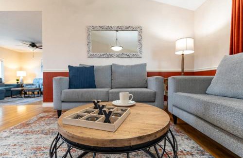Lakeview Casa | Business in Front and Fun in the Back Pets too