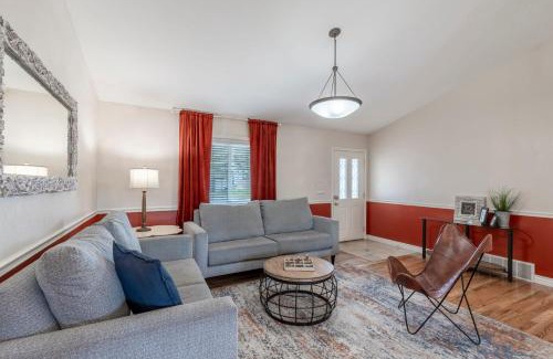 Lakeview Casa | Business in Front and Fun in the Back Pets too