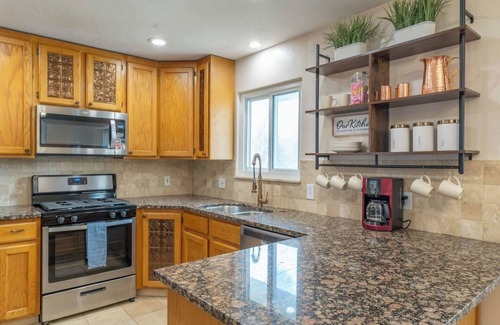 Lakeview Casa | Business in Front and Fun in the Back! Pets too!