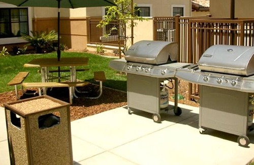 Thousand Oaks Casa | Business Lodging in Thousand Oaks! 4 units w/Work Space, Full Kitchen, Pool