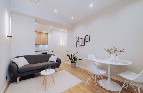 Riscani Apartamento | Business-Ready ~NEW~ 1BR - Main Street Living