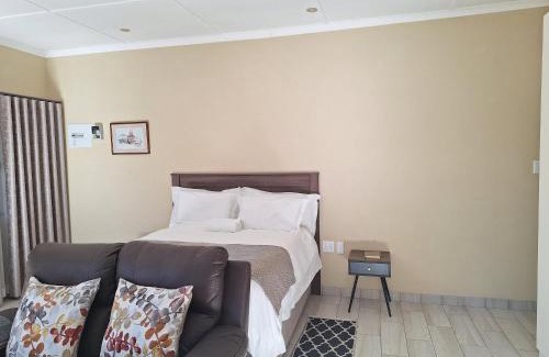 Edenvale Apartamento | Bustani 2 - Self-Catering Studio Minimum 2 Nights