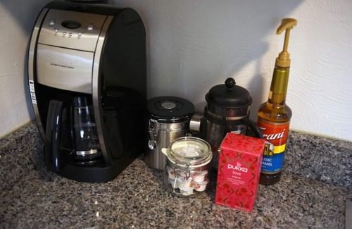 Lower Lawrenceville Apartamento | Butler St Cozy Retreat, Walk to Breweries & Shops