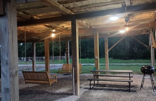 Houma Casa | Butsy's Fish Camp is a Cozy 3-bedroom house. Close to the BEST fishing in LA!