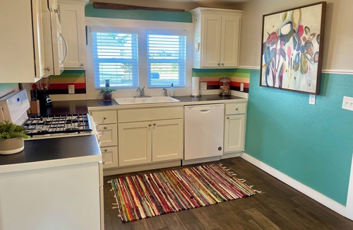 Highfill Casa | Buttercup Bungalow; charming 1925 "giraffe" country house 3 min from XNA