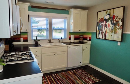 Highfill Casa | Buttercup Bungalow; charming 1925 "giraffe" country house 3 min from XNA