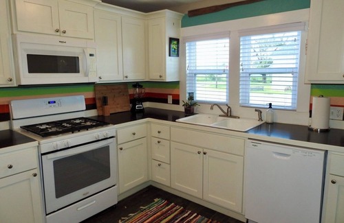 Highfill Casa | Buttercup Bungalow; charming 1925 "giraffe" country house 3 min from XNA