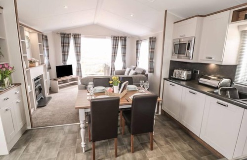 Runswick Bay Cabaña | BUTTERCUP LODGE, pet friendly, character holiday cottage in Staithes