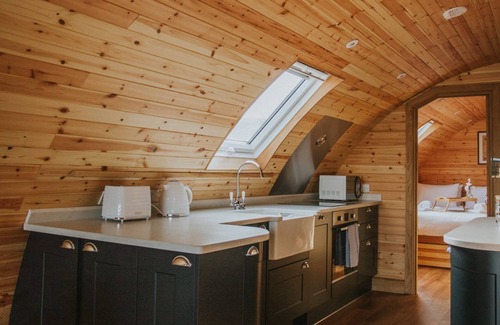 St Harmon Cabina | Buttercup - Glamping Pod with Hot Tub Sleeping 4, Pet Friendly