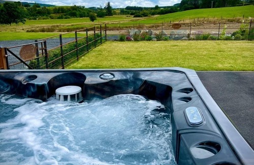 St Harmon Cabina | Buttercup - Glamping Pod with Hot Tub Sleeping 4, Pet Friendly