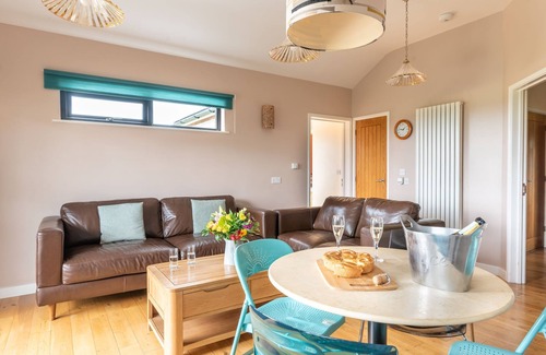 Cheddar Cabina | Buttercup lodge - sleeps 4/5 with hot tub & countryside views