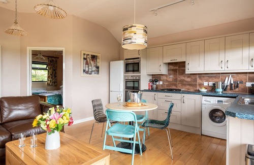 Cheddar Cabina | Buttercup lodge - sleeps 4/5 with hot tub & countryside views
