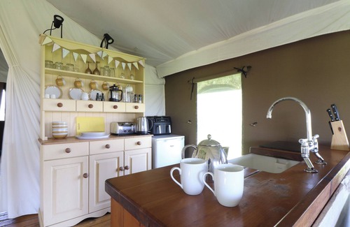 Castallack Cabaña | BUTTERCUP, pet friendly, with hot tub in St Buryan