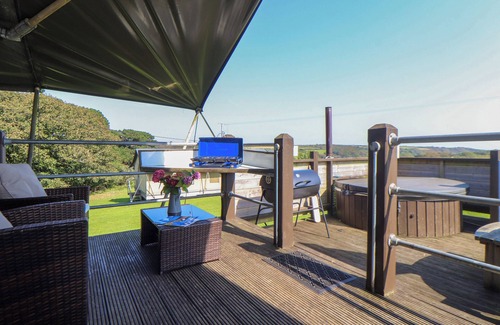 Castallack Cabaña | BUTTERCUP, pet friendly, with hot tub in St Buryan