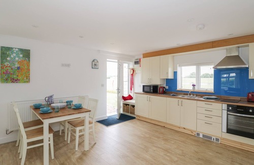 Flyford Flavell Cabaña | BUTTERCUPS AT MIDWAY, family friendly, with hot tub in Kington