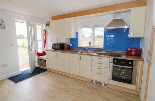 Flyford Flavell Cabaña | BUTTERCUPS AT MIDWAY, family friendly, with hot tub in Kington