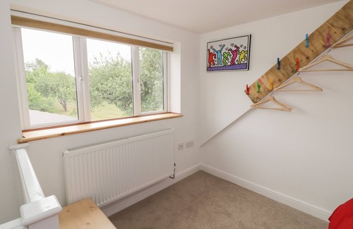 Flyford Flavell Cabaña | BUTTERCUPS AT MIDWAY, family friendly, with hot tub in Kington