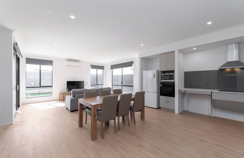 Baldivis Casa | Butterleaf Retreat - accessible 3-bedroom home, with private ensuites