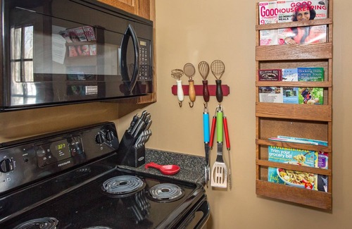 Laurelville Cabina | Button Buck sleeps 4, or rent all 4 for 20. Horseback riding across the Rd!