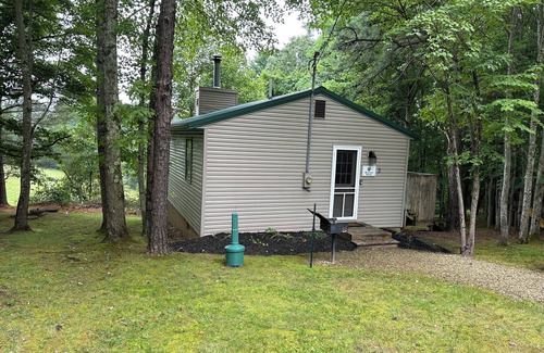 Laurelville Cabina | Button Buck sleeps 4, or rent all 4 for 20. Horseback riding across the Rd!