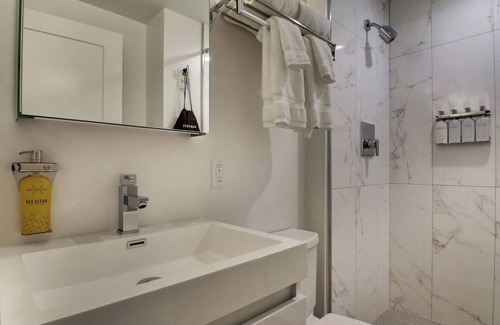 Foggy Bottom Hotel | Buzz Bunk, Hotel Hive, Cozy Room, Vibrant Nightlife, Close to Capitol Hill
