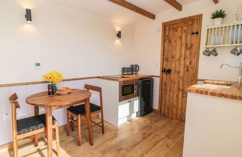 Crediton Cabaña | BUZZARDS, romantic, character holiday cottage in Morchard Bishop