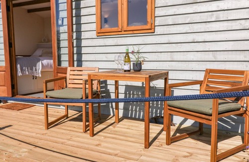 Crediton Cabaña | BUZZARDS, romantic, character holiday cottage in Morchard Bishop