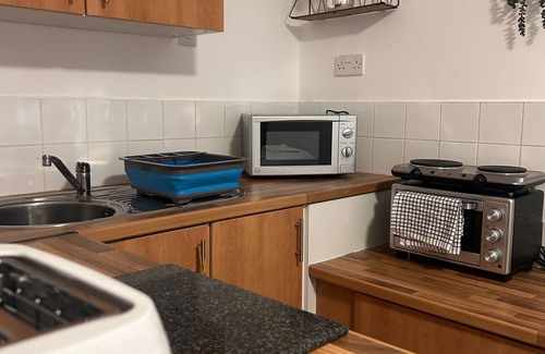 Huddersfield Apartamento | Confortable-Estudio-Baño con ducha-Free Private Parking