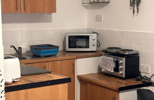 Huddersfield Apartamento | Confortable-Estudio-Baño con ducha-Free Private Parking
