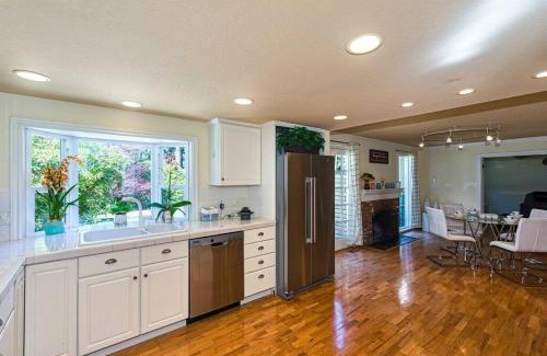 Cougar Mountain Casa | BV1-CASTLE VILLA-convenient n comfortable!