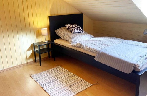 Feldstetten Apartamento | BW28 4 room holiday apartment in Laichingen-Feldstetten with WiFi and TV