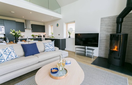 Cylch-Y-Garn Cabaña | Bwncath - a coastal that sleeps 6 guests in 3 bedrooms