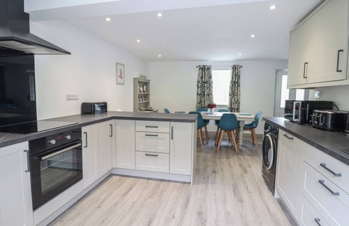 Dinas Mawddwy Cabaña | BWTHYN CAMLAN, family friendly, with hot tub in Dinas Mawddwy