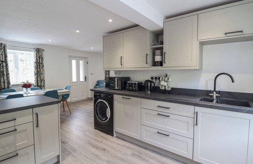 Dinas Mawddwy Cabaña | BWTHYN CAMLAN, family friendly, with hot tub in Dinas Mawddwy