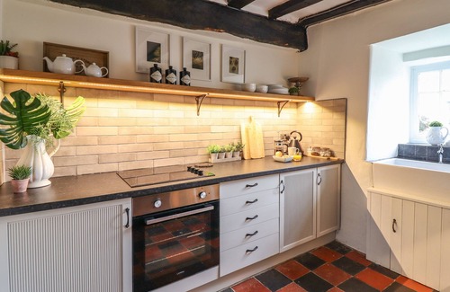 Llanfair Cabaña | BWTHYN CANOL, family friendly, country holiday cottage in Llanfair