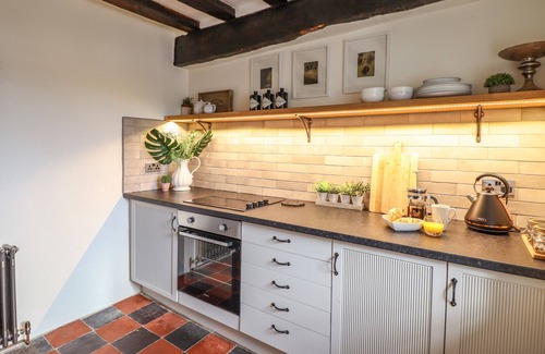 Llanfair Cabaña | BWTHYN CANOL, family friendly, country holiday cottage in Llanfair