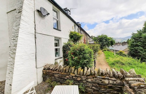 Tanygrisiau Cabaña | BWTHYN HEDDYCHLON, pet friendly, with open fire in Blaenau Ffestiniog