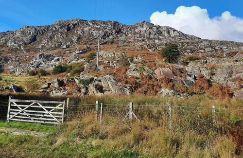 Tanygrisiau Cabaña | BWTHYN HEDDYCHLON, pet friendly, with open fire in Blaenau Ffestiniog