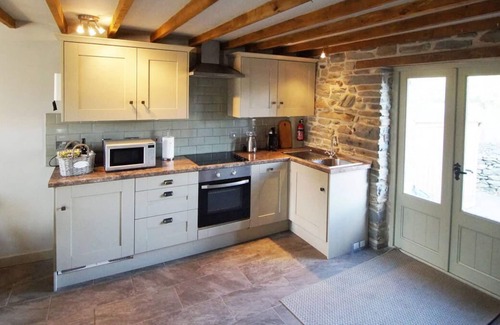 Llanddewi Brefi Casa | Combina el encanto de un fuego de leña, paredes de piedra vista y vigas originales con una decoración elegante y mo