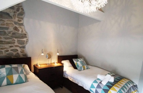 Llanddewi Brefi Casa | Combina el encanto de un fuego de leña, paredes de piedra vista y vigas originales con una decoración elegante y mo