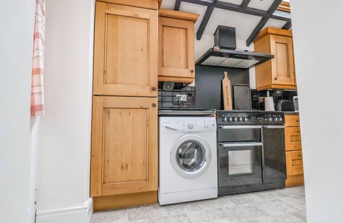 Leeswood Cabaña | BWTHYN LLWYNCARON, family friendly, with open fire in Llandegla