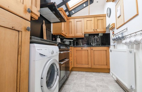 Leeswood Cabaña | BWTHYN LLWYNCARON, family friendly, with open fire in Llandegla