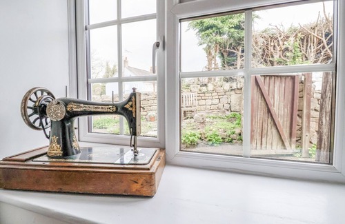 Leeswood Cabaña | BWTHYN LLWYNCARON, family friendly, with open fire in Llandegla