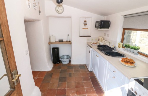Garn Fadryn Cabaña | BWTHYN SIOP PENCAERAU, family friendly, with hot tub in Aberdaron