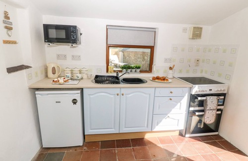 Garn Fadryn Cabaña | BWTHYN SIOP PENCAERAU, family friendly, with hot tub in Aberdaron