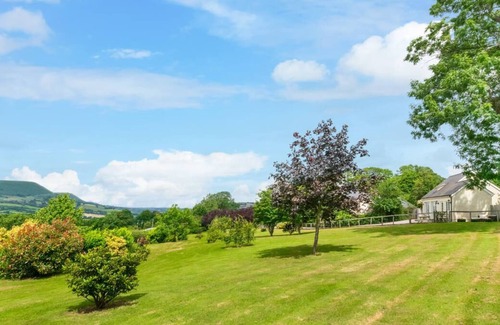 Abergavenny Casa | Las grandes ventanas de esta casa de campo aislada, cómoda y bien equipada permiten unas vistas impresionantes